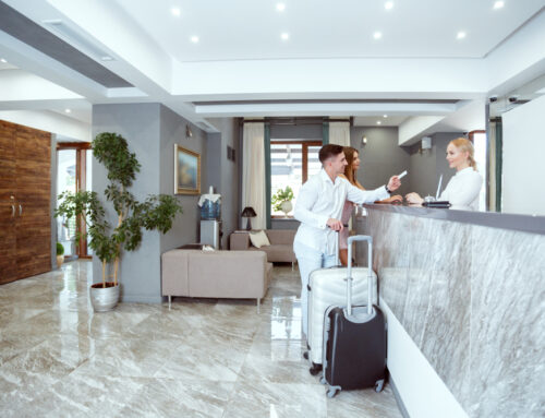 Vybavení hotelů: Jak navrhnout reprezentativní lobby a&nbsp;odolné pokoje