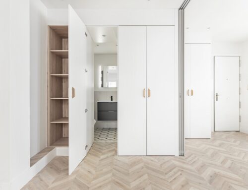 Vestavěná skříň v&nbsp;panelákové předsíni