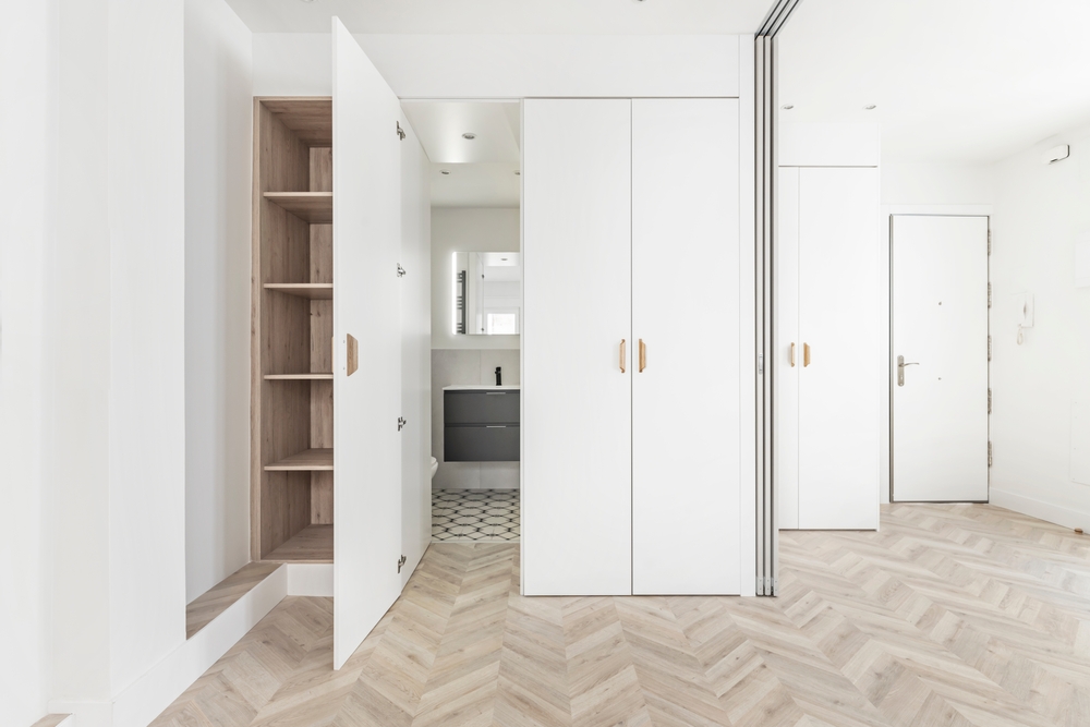 Šatní skříň ložnice s vlastním interiérovým organizačním systémem: závěsy, krabice a stojany na boty v ceně